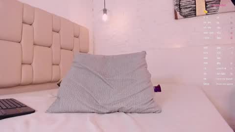 Snapshot of lexiee_grey_ chatting on December 13, 7:43 pm Lexie online show from December 13, 7:43 pm