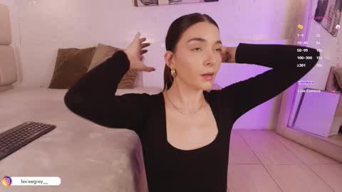 Snapshot of lexiee_grey_ chatting on March 5, 12:44 pm Lexie online show from March 5, 12:44 pm