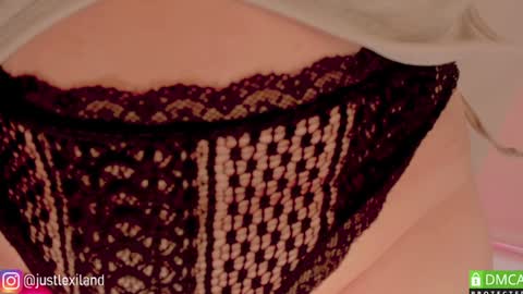 Snapshot of lexiland_ chatting on December 3, 6:49 pm Lexi FOLLOW ME online show from December 3, 6:49 pm