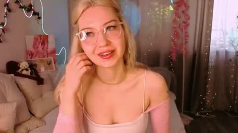 Snapshot of leyalayla chatting on June 23, 4:32 am Lily online show from June 23, 4:32 am