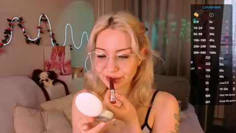Snapshot of leyalayla chatting on July 9, 7:23 am Lily online show from July 9, 7:23 am