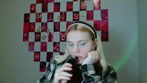 Snapshot of leyla_le chatting on November 19, 8:25 am Leyla online show from November 19, 8:25 am