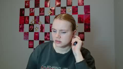 Snapshot of leyla_le chatting on December 5, 7:06 am Leyla online show from December 5, 7:06 am