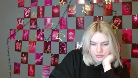 Snapshot of leyla_le chatting on December 20, 7:15 am Leyla online show from December 20, 7:15 am