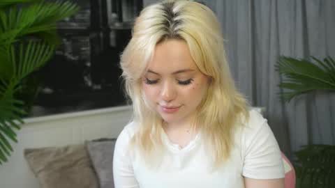 Snapshot of lia_milana chatting on March 12, 5:19 pm Cassie online show from March 12, 5:19 pm