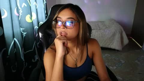 lia_varel online show from July 8, 9:30 pm