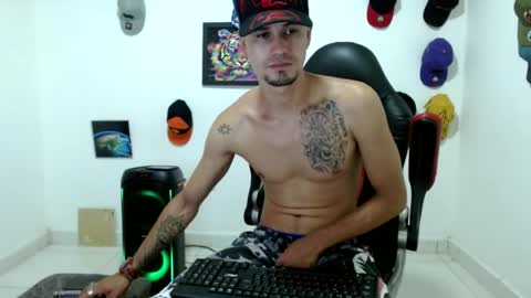 Snapshot of liam_andres12 chatting on June 18, 10:14 pm Andres online show from June 18, 10:14 pm