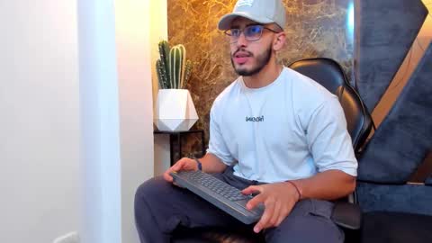 Snapshot of liam_kleiin chatting on September 21, 3:24 pm LIAM KLEIN online show from September 21, 3:24 pm