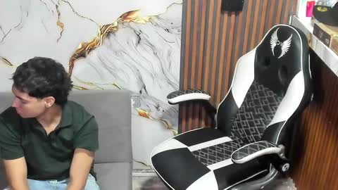 Snapshot of liam_masters chatting on December 18, 7:42 pm liam_masters online show from December 18, 7:42 pm