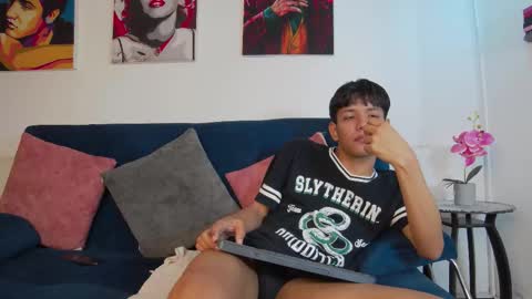 Snapshot of liam_sinclair chatting on December 22, 12:57 pm Liam online show from December 22, 12:57 pm