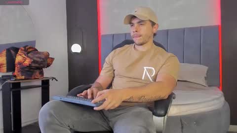 Snapshot of liam_walk chatting on March 5, 10:17 pm Liam online show from March 5, 10:17 pm