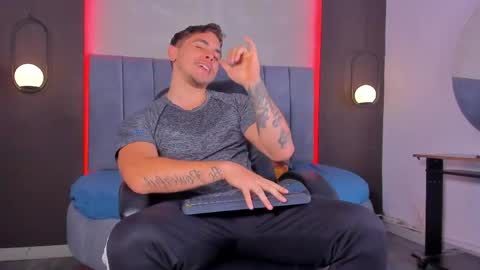 Snapshot of liam_walk chatting on April 17, 10:35 pm Liam online show from April 17, 10:35 pm