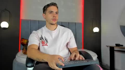 Snapshot of liam_walk chatting on April 20, 6:53 pm Liam online show from April 20, 6:53 pm