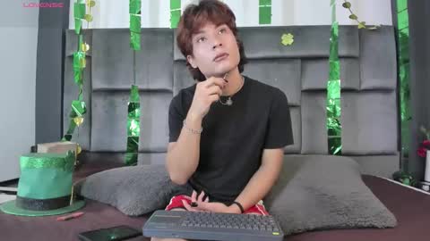 Snapshot of liamgrant_ chatting on March 17, 5:16 pm LIam online show from March 17, 5:16 pm