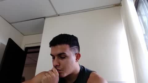 Snapshot of lianstonne chatting on March 25, 8:04 pm Liamstonne online show from March 25, 8:04 pm