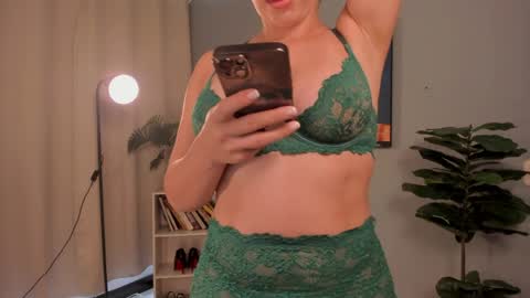 Lia online show from June 2, 6:10 pm