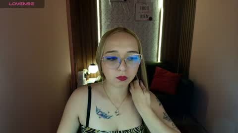 Lia Roberts online show from June 17, 1:56 pm