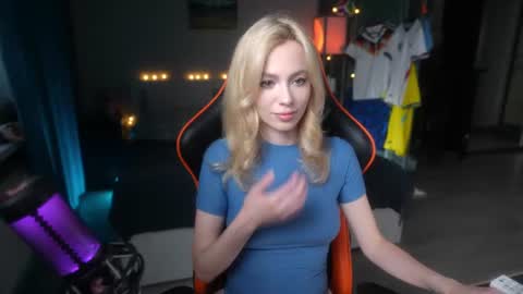 Snapshot of like_pie chatting on June 24, 4:06 pm Ilona 3 OF online show from June 24, 4:06 pm