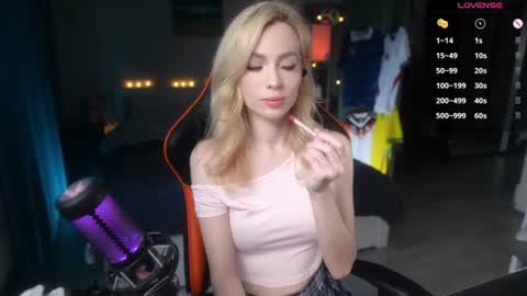 Snapshot of like_pie chatting on June 27, 3:06 pm Ilona 3 OF online show from June 27, 3:06 pm