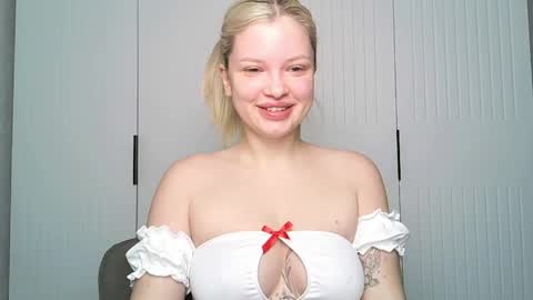 Snapshot of like_sun chatting on May 28, 6:00 am Call me Anna online show from May 28, 6:00 am