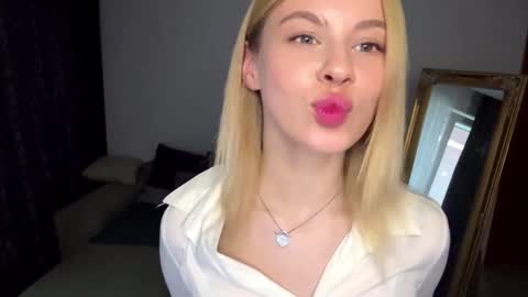 Snapshot of lil_elisa chatting on September 10, 10:59 am Elisa online show from September 10, 10:59 am