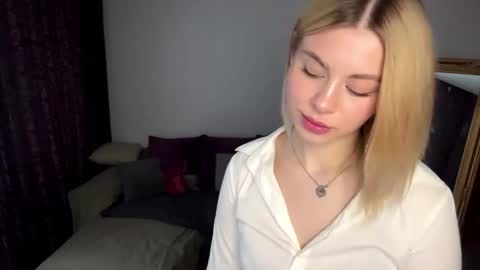 Snapshot of lil_elisa chatting on September 11, 10:48 am Elisa online show from September 11, 10:48 am