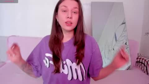 Snapshot of lil_foxy999 chatting on April 9, 4:23 am Alisa online show from April 9, 4:23 am