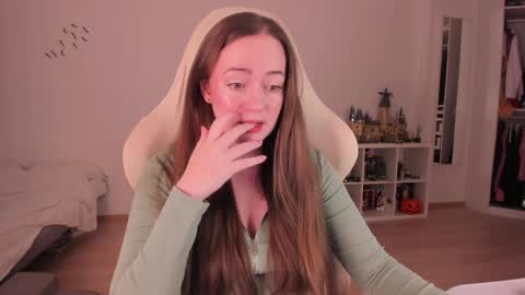 Snapshot of lil_happiness chatting on December 13, 8:47 pm for free registration 3 online show from December 13, 8:47 pm