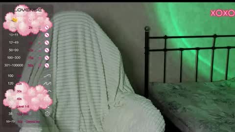 Snapshot of lil_luna_x chatting on December 14, 3:25 pm little moon online show from December 14, 3:25 pm