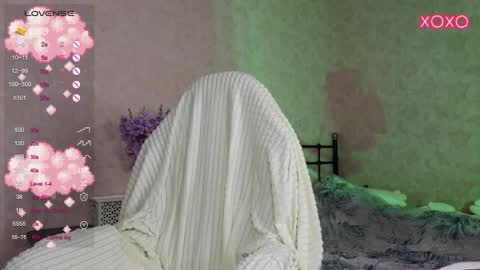 Snapshot of lil_luna_x chatting on October 22, 5:08 am little moon online show from October 22, 5:08 am