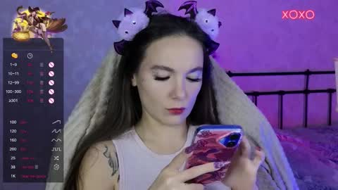 Snapshot of lil_luna_x chatting on October 31, 1:01 pm little moon online show from October 31, 1:01 pm