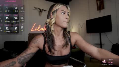 Snapshot of lilah_fit chatting on June 8, 10:21 pm Lilah Fit online show from June 8, 10:21 pm