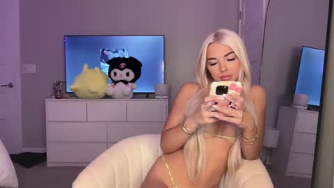 Snapshot of lilbbyliv chatting on September 19, 12:56 am lilbbyliv online show from September 19, 12:56 am