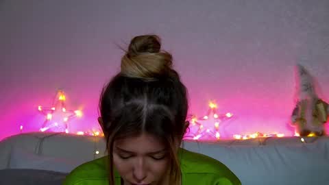 Mia online show from December 15, 7:13 am