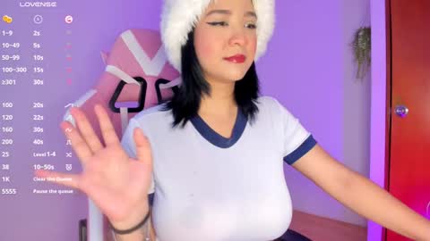 holis soy lily chang no olvides el pulgar arriba es muy importante para mi 3 independent model online show from December 27, 9:54 pm