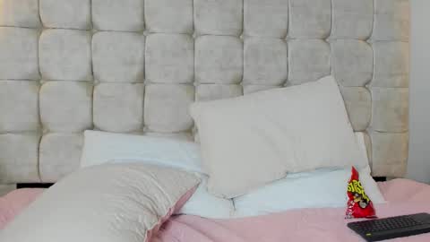 Snapshot of lilie_petite chatting on December 3, 11:25 pm Lilie online show from December 3, 11:25 pm