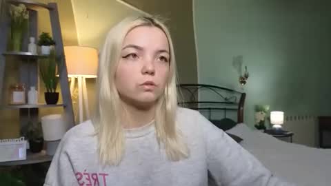 Snapshot of lilieanori chatting on February 16, 6:54 am Lilie online show from February 16, 6:54 am