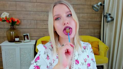LiliLinn online show from December 7, 3:30 pm