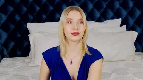 LiliLinn online show from December 10, 9:23 am