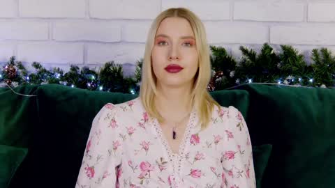 LiliLinn online show from December 14, 9:18 am