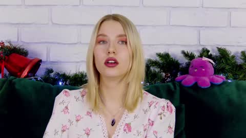 LiliLinn online show from December 16, 9:03 am