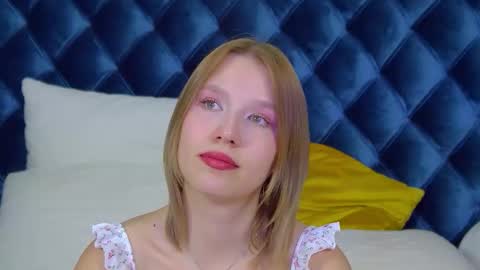 Snapshot of lililinn chatting on October 4, 6:22 am LiliLinn online show from October 4, 6:22 am