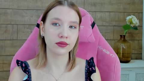 Snapshot of lililinn chatting on October 21, 4:24 am LiliLinn online show from October 21, 4:24 am