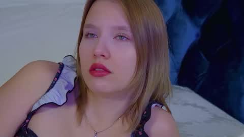 Snapshot of lililinn chatting on October 28, 4:49 am LiliLinn online show from October 28, 4:49 am