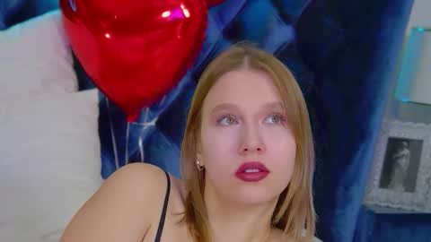 Snapshot of lililinn chatting on November 15, 5:05 am LiliLinn online show from November 15, 5:05 am