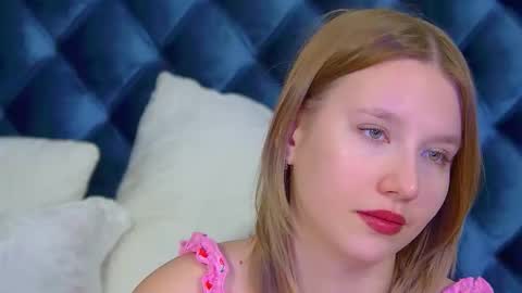 Snapshot of lililinn chatting on November 28, 5:32 am LiliLinn online show from November 28, 5:32 am