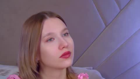 Snapshot of lililinn chatting on December 1, 5:01 am LiliLinn online show from December 1, 5:01 am