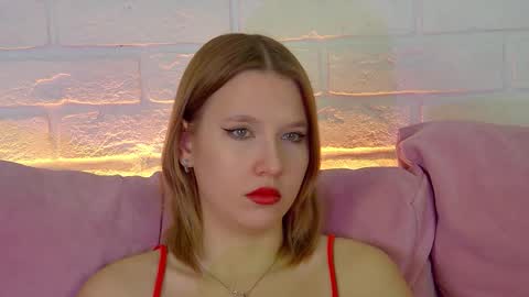 Snapshot of lililinn chatting on December 5, 5:05 am LiliLinn online show from December 5, 5:05 am