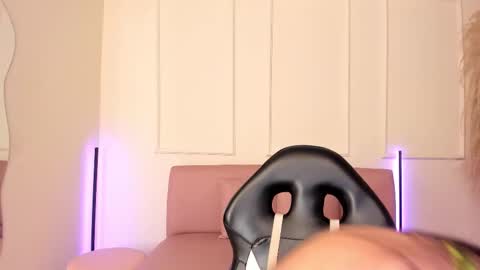 Snapshot of lilily_lv chatting on December 1, 12:21 pm Lilly online show from December 1, 12:21 pm