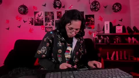 Snapshot of lilith_deveraux_ chatting on November 24, 3:28 am MISTRESS LILITH online show from November 24, 3:28 am